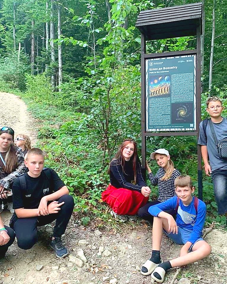 Діти на лісовій стежці